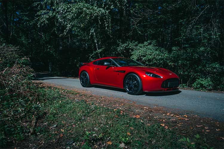 Nhờ vào thân xe được tạo dáng đặc biệt,  siêu xe Aston Martin Vantage Zagato là một trong những chiếc xe đẹp nhất từng lăn bánh ra khỏi nhà máy của hãng tại Anh quốc. Giờ đây một trong những chiếc xe ấy đang được rao bán tại Massachusetts với giá chào 995.000 đô la.